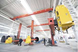 Cross arm automatic welding manipulator